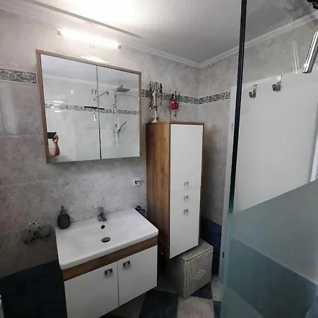 Gallery - Terrasse Mit Seeblick Und Garten Appartement Altmünster